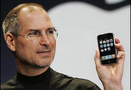 steve_jobs_holding_iphone