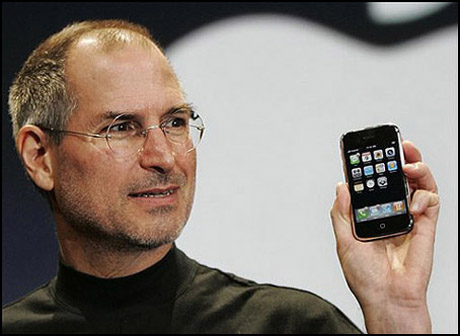 steve_jobs_holding_iphone