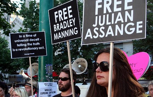 assange_mani