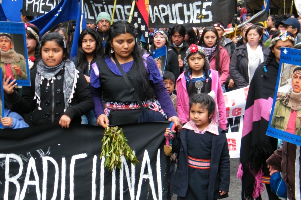 mapuche_mujeres_protesta600