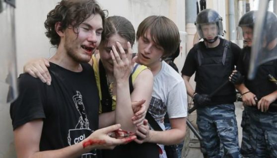 Policía antimotines custodia a activistas LGBTI golpeados por manifestantes antigay en San Petesburgo, Rusia. Foto: A.P