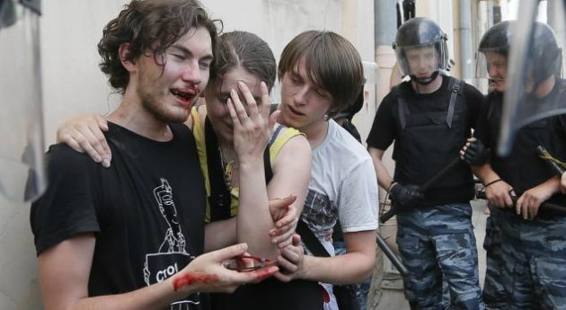 Policía antimotines custodia a activistas LGBTI golpeados por manifestantes antigay en San Petesburgo, Rusia. Foto: A.P